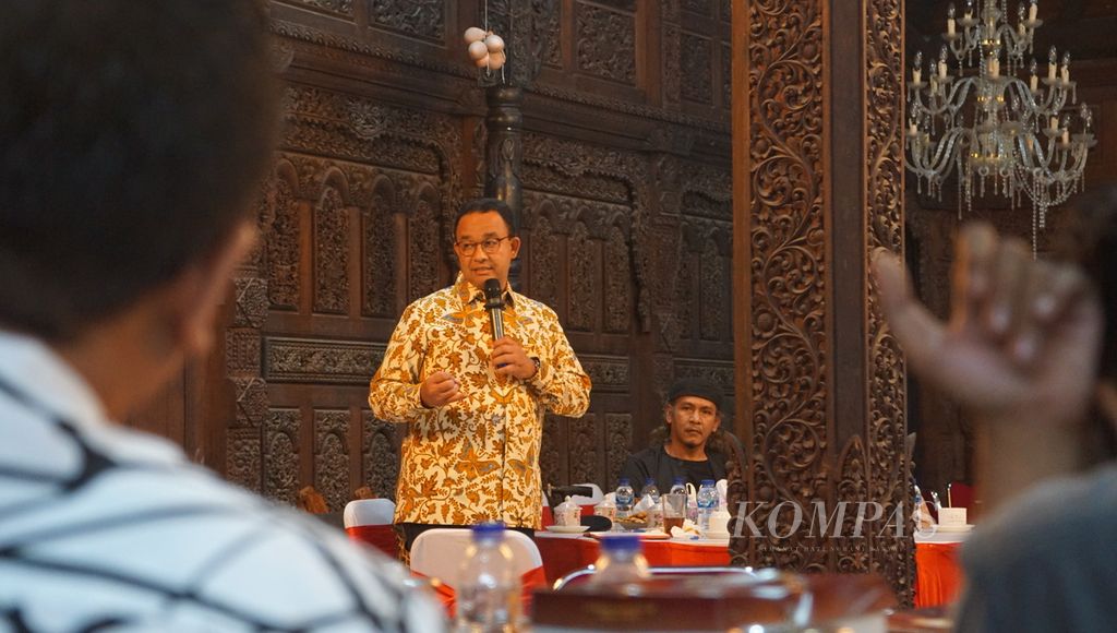 Anies Baswedan saat menjawab pertanyaan para dalang diskusi budaya sewaktu menemui para dalang, di Kabupaten Sukoharjo, Jawa Tengah, Rabu (1/2/2023).