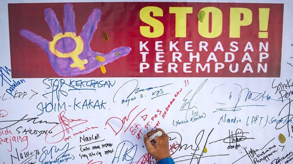 Warga membubuhkan tanda tangan saat aksi "Menolak Kekerasan terhadap Perempuan" di Solo, Jawa Tengah, Minggu (9/12/2018). 