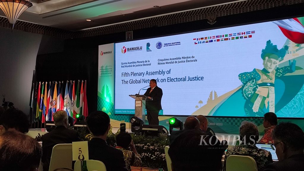 Ketua Badan Pengawas Pemilu sekaligus Presiden Global Network of Electoral Justice, Rahmat Bagja, memberikan pidato pada pembukaan Fifth Plenary Assembly of the Global Network of Electoral Justice di Bali, Senin (10/10/2022).