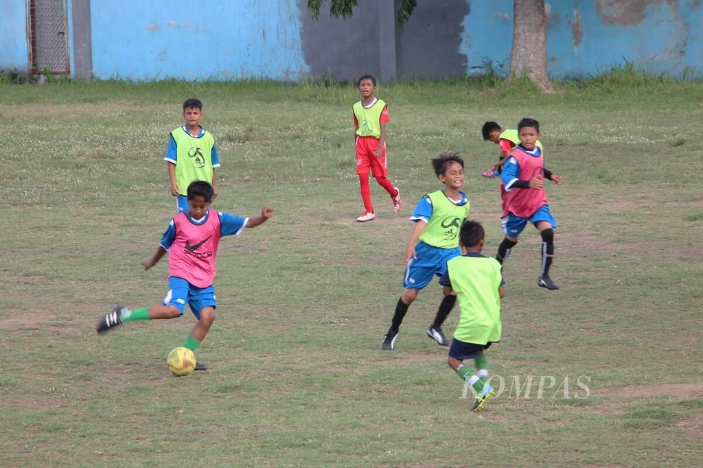 Anak-anak tergabung dalam Lambhuk Football Academy berlatih sepak bola di lapangan di Desa Lambhuk, Kecamatan Ulee Kareng, Kota Banda Aceh, Rabu (20/9/2023). Sekolah sepak bola untuk anak usia dini tersebut bagian dari mendukung Lambhuk sebagai desa layak anak. 