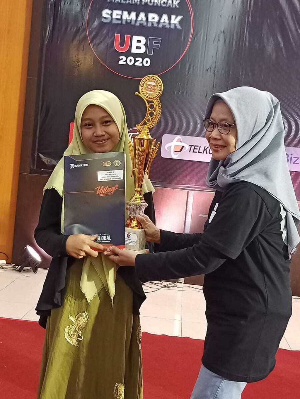 Amira Shinta Rizky, mahasiswi Program Studi Pendidikan Bahasa dan Sastra Indonesia FKIP Universitas Jember, Jawa Timur, dengan piala hasil lomba puisi dan pidato.
