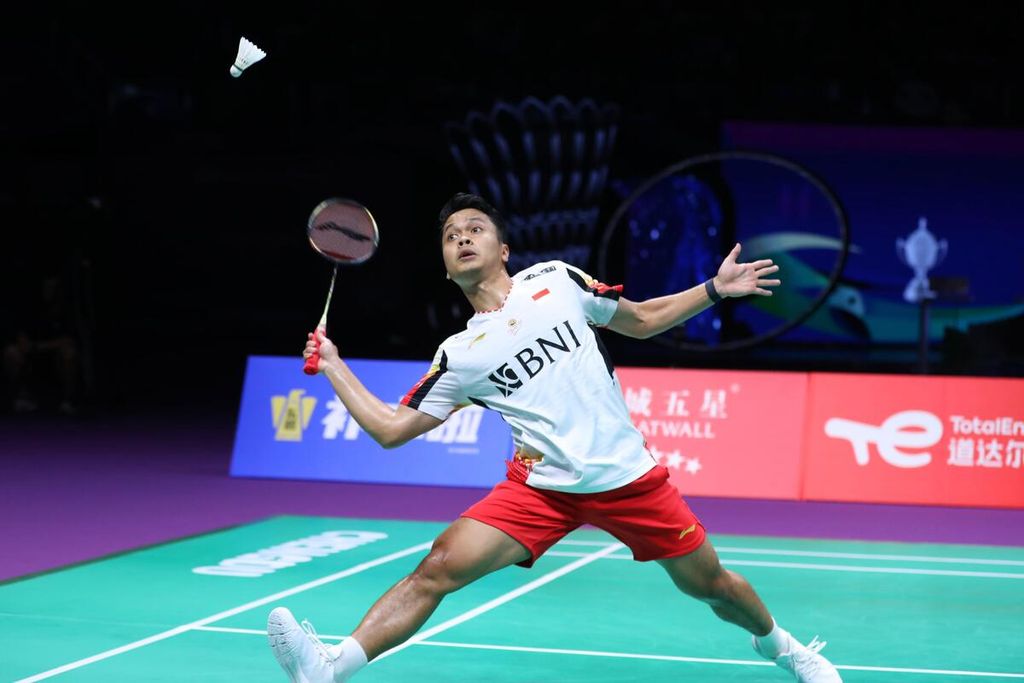 Anthony Sinisuka Ginting hit the shuttlecock when facing Shi Yu Qi (China) in the opening match of the Thomas Cup final at Chengdu Hi Tech Zone Sports Center Gymnasium, China, on Sunday (5/5/2024). Anthony lost with a score of 21-17, 21-6.
