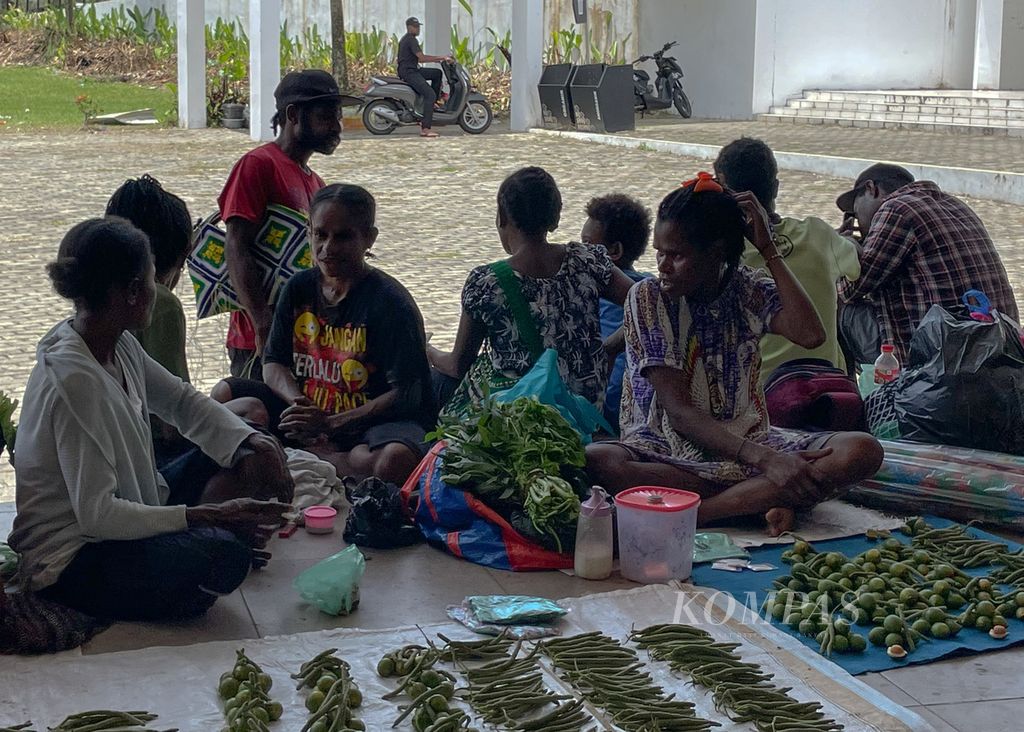 Aktivitas ”Mama Papua” di pasar Pos Lintas Batas Negara (PLBN) Skouw, Distrik Muara Tami, Kota Jayapura, Papua, Sabtu (16/3/2024).