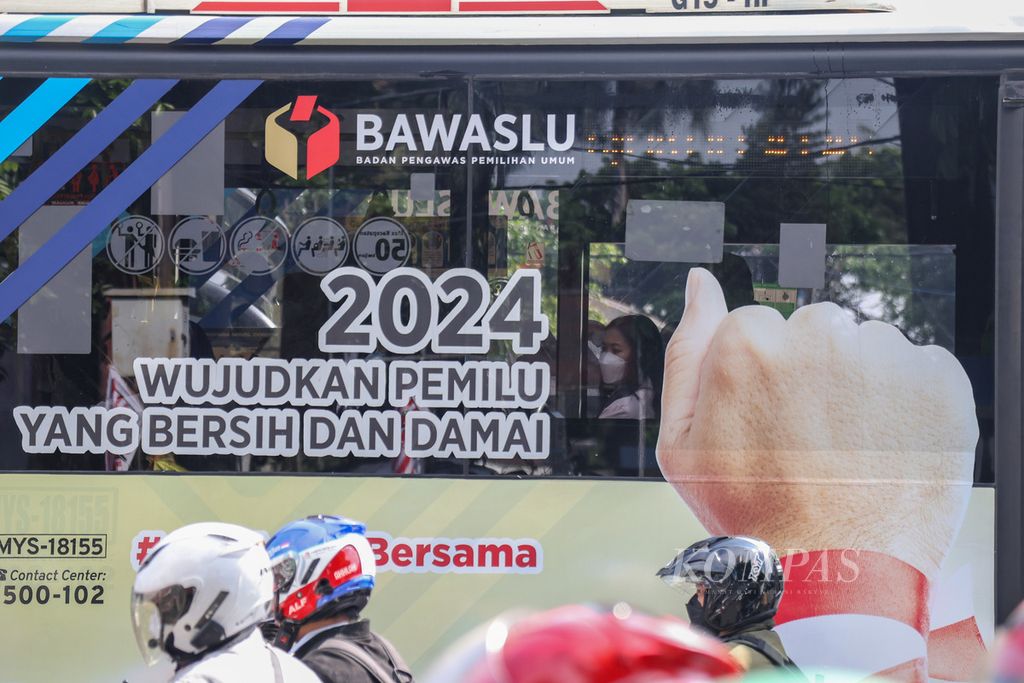 A peaceful election message from the Election Supervisory Agency is displayed on a Transjakarta bus on Jalan Buncit Raya, South Jakarta, Tuesday (5/12/2023).