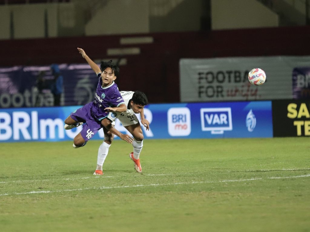 Penyerang sayap Persita Tangerang Yardan Yafi (kiri) berduel dalam perebutan bola dengan pemain Persija Jakarta pada laga Liga 1 Indonesia, Minggu (18/8/2024), di Stadion Sultan Agung, Bantul, Yogyakarta. Kedua tim bermain imbang tanpa gol.