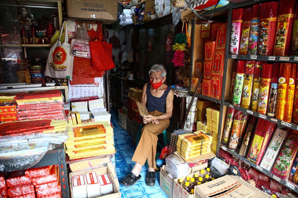 Utomo, seorang warga lanjut usia yang tetap bugar dan masih mampu bekerja melayani pembeli di toko yang dikelola anak-anaknya di Pasar Lama, Kota Tangerang, Banten, Sabtu (29/5/2021). Setiap tanggal 29 Mei diperingati sebagai Hari Lanjut Usia Nasional.