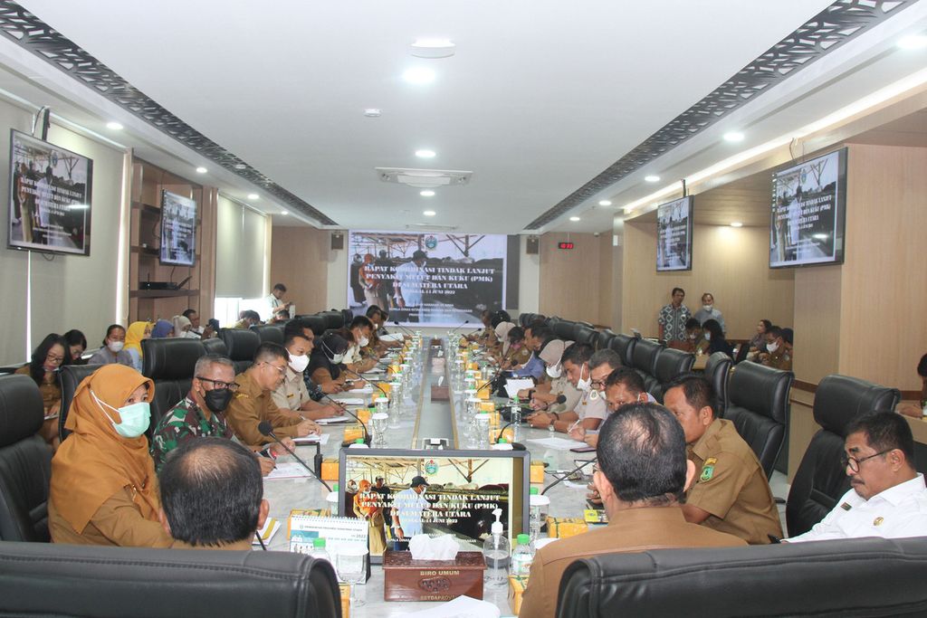 Pemerintah Provinsi Sumatera Utara bersama dinas yang menangani peternakan dari kabupaten/kota se-Sumut mengadakan rapat penanganan penyakit mulut dan kuku di Kantor Gubernur Sumatera Utara, Medan, Selasa (14/6/2022). 
