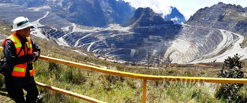 The atmosphere of the Grasberg open pit mining area in Timika, Papua, Wednesday (27/2/2019).