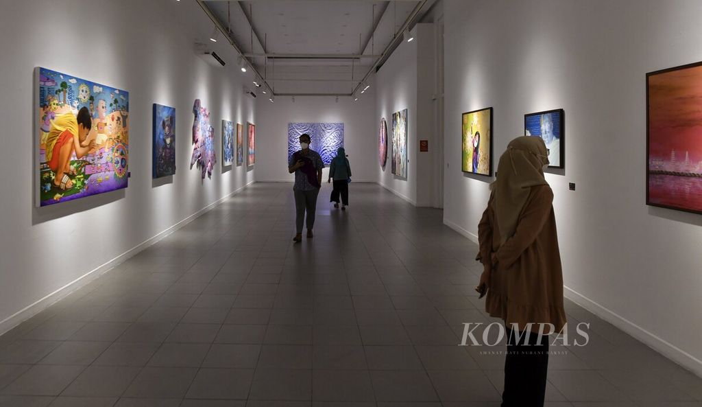 Pengunjung menikmati karya-karya dalam pameran seni rupa "New Hope" di Galeri Nasional Indonesia, Jakarta, Senin (6/2/2023). Pameran tersebut menghadirkan 91 karya dari 30 perupa. 