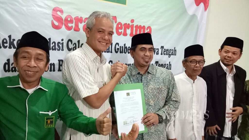 Pasangan calon gubernur dan wakil gubernur Jawa Tengah Ganjar Pranowo dan KH Taj Yasin Maimun Zubair (kedua dan ketiga dari kiri) saat menerima surat rekomendasi dari DPP Partai Persatuan Pembangunan.