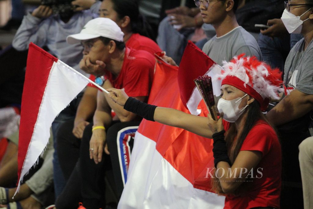 Pendukung tim voli boli putra Indonesia datang ke Olympic Complex Indoor Main Hall, Phnom Penh, Kamboja, pada Rabu (3/5/2023). Mereka memberikan dukungan dengan berteriak yel-yel hingga menyanyi untuk tim Indonesia.