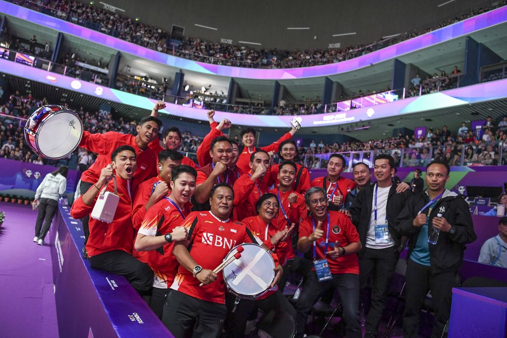 Tim Indonesia merayakan kemenangan usai menang atas Taiwan pada semifinal Piala Thomas 2024 di Chengdu Hi Tech Zone Sports Center Gymnasium, Chengdu, China, Sabtu (4/5/2024). Tim Merah Putih melaju ke final usai mengalahkan Taiwan dengan skor 3-0.