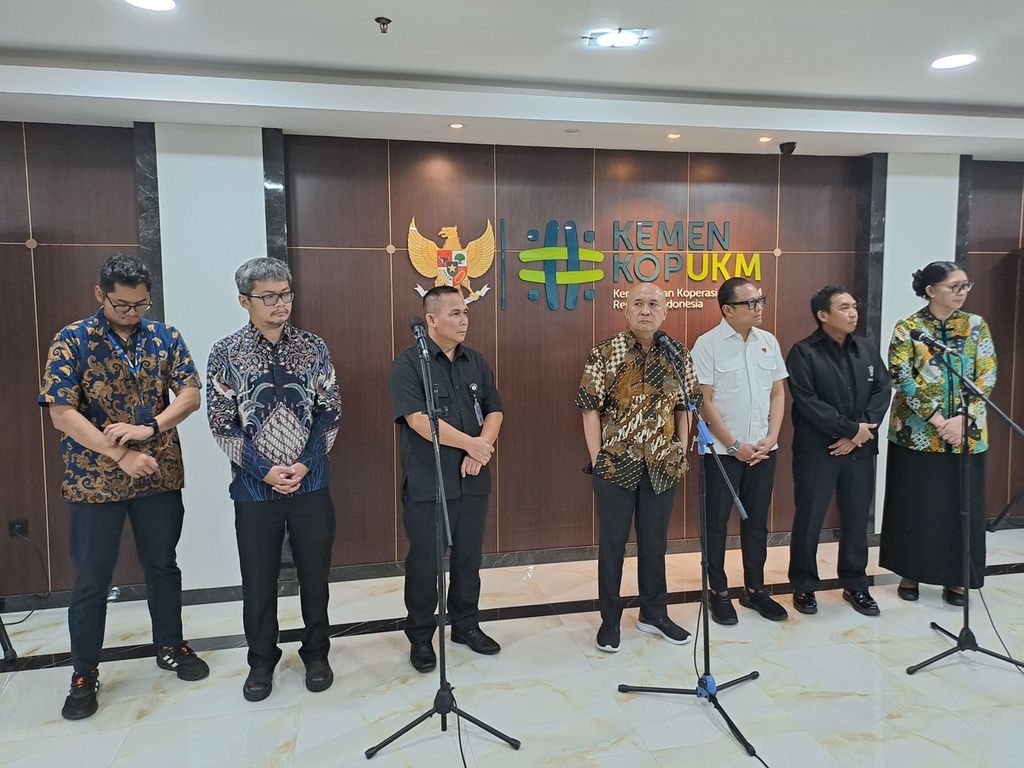 Menteri Koperasi dan UKM Teten Masduki (tengah) dalam jumpa pers usai rapat bersama kementerian dan lembaga di Kantor Kementerian Koperasi dan UKM, Jakarta, Kamis (6/4/2023). 