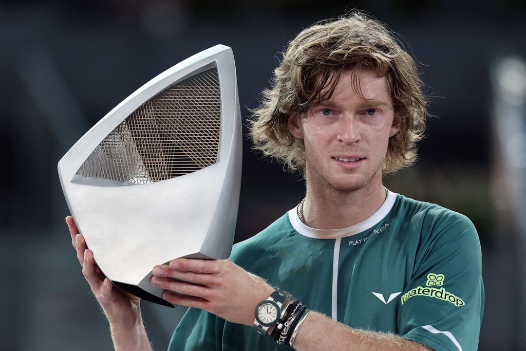 Petenis Rusia, Andrey Rublev, mengangkat trofi usai menjuarai ATP Masters 1000 Madrid di Stadion Manolo Santana, La Caja Magica, Madrid, Spanyol, Minggu (5/5/2024) malam waktu setempat. 