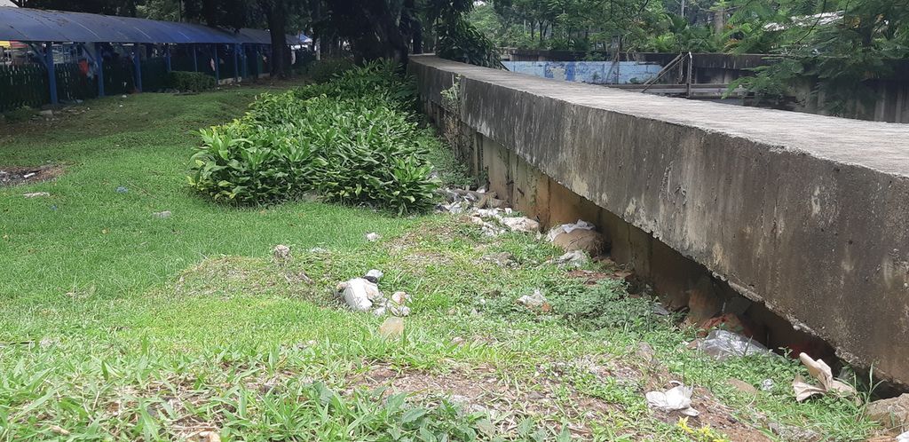 Sampah terlihat berceceran di pinggir saluran air dekat Jalan Abdul Muis, Gambir, Jakarta Pusat, Selasa (8/3/2022).
