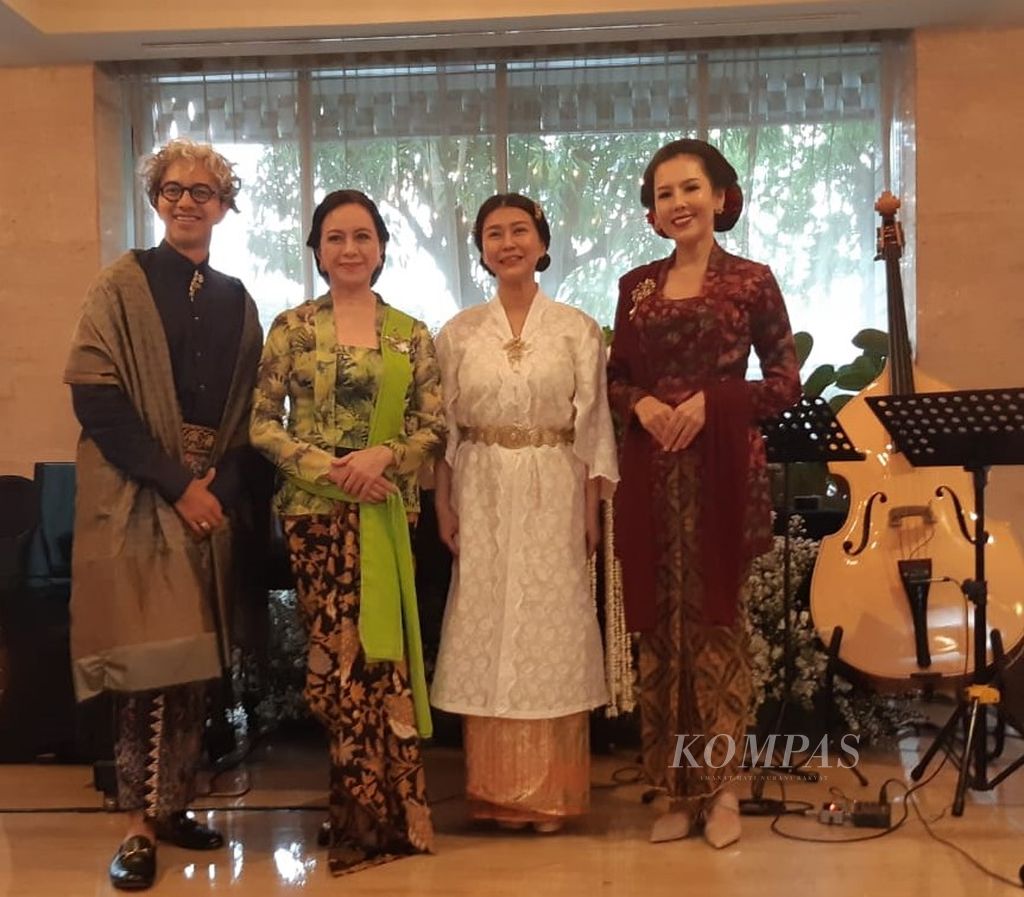 Dari kiri ke kanan, desainer Didiet Maulana, Giok Hartono, perancang aksesori Epa Jewel, dan Renitasari Adrian, Program Director Bakti Budaya Djarum Foundation, pada acara Sore Berkebaya di hotel Indonesia Kempinski, Jakarta, Jumat (30/8/2024).