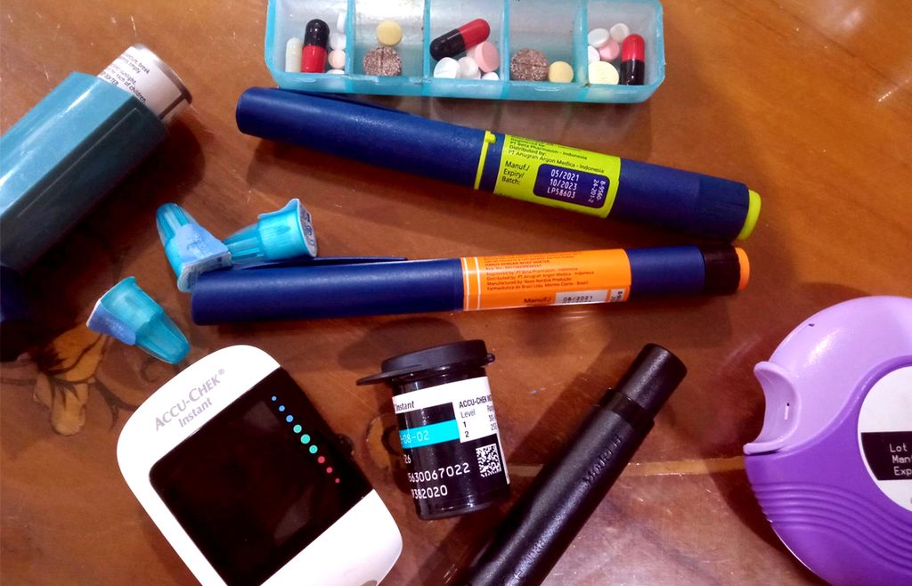 Beberapa alat kesehatan untuk diabetes milik Anita Sabidi diletakkan di atas meja di Jakarta, Sabtu (25/3/2023).