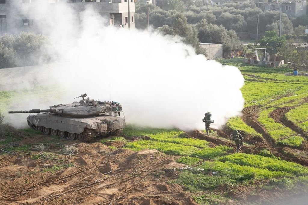 Tentara Israel beroperasi di Khan Yunis, Jalur Gaza selatan, Kamis (18/1/2024). 