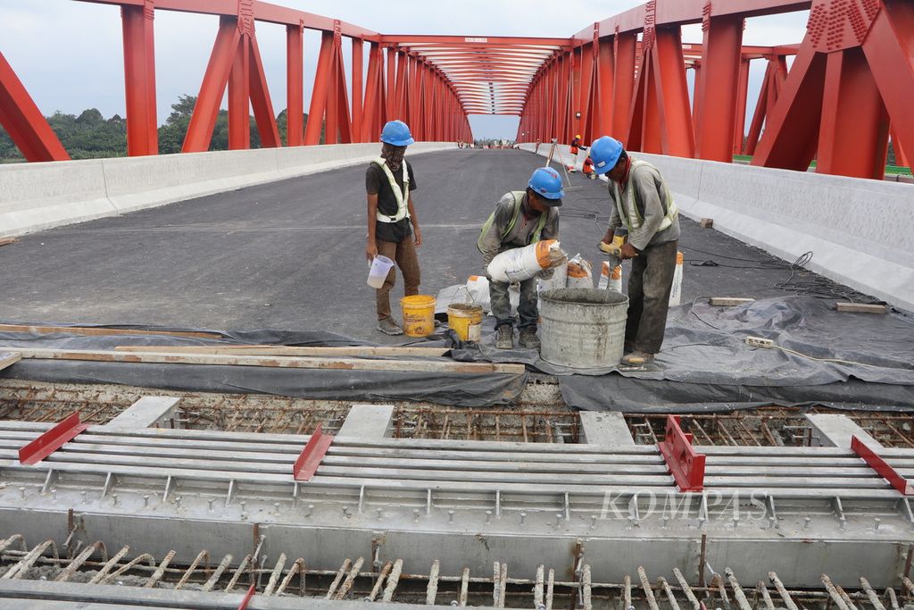 Pekerja beraktivitas pada proyek pembangunan Jalan Tol Binjai-Tanjung Pura-Pangkalan Brandan di Kabupaten Langkat, Sumatera Utara, Jumat (11/8/2023). Jalan tol itu ditargetkan beroperasi secara bertahap pada akhir 2023 hingga awal 2024.