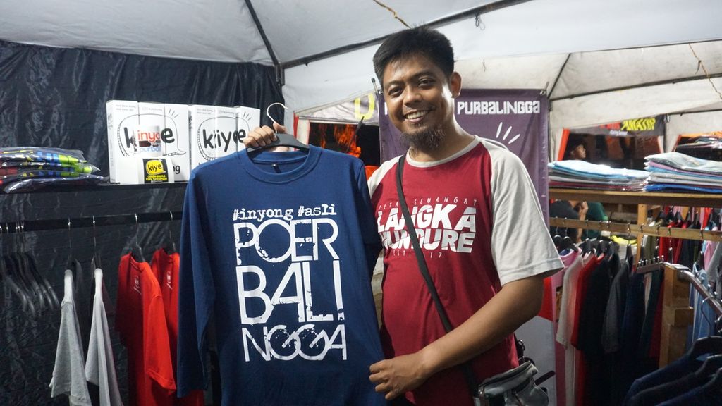 Afit, pemilik rumah produksi kaus Kiye Desain, menunjukkan salah satu kaus menggunakan bahasa Panginyongan di Purbalingga, Jawa Tengah, Jumat (6/3/2020),