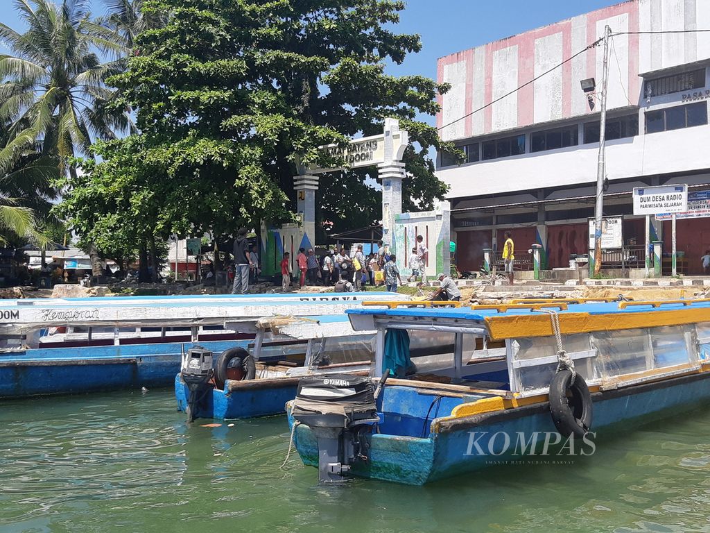 Selamat datang di Pulau Doom. Tampak suasana di dermaga Pulau Doom.