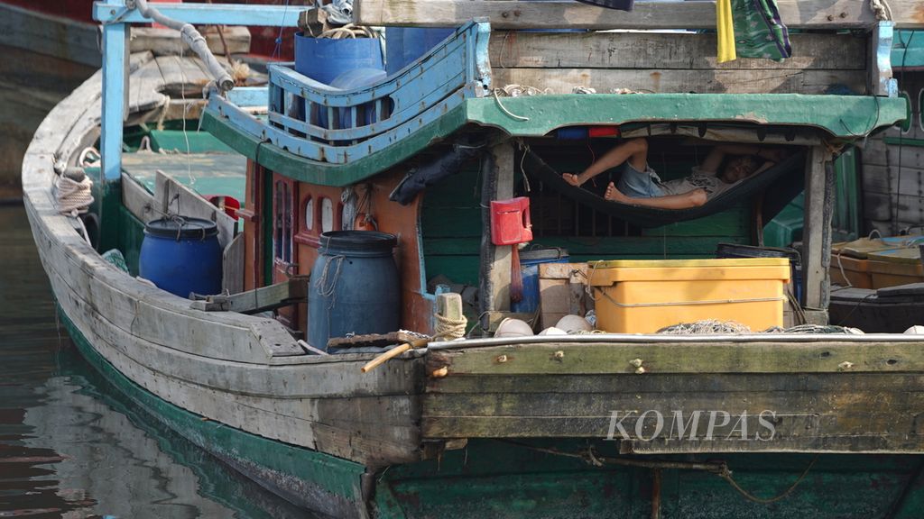 Nelayan beristirahat di kapal motor yang bersandar di sekitar tanggul pengaman pantai di Pelabuhan Lama Kalibaru di Kecamatan Cilincing, Jakarta Utara, Kamis (27/4/2023). Awal musim timur mulai digunakan oleh nelayan setempat untuk melaut disekitar Kepulauan Seribu hingga Tanjung Karawang. Ikan teri dijual Rp 35.000 per kilogram, ikan kembung Rp 70.000 per kilogram dan ikan alu-alu atau barakuda dijual Rp 50.000 per kilogram. 