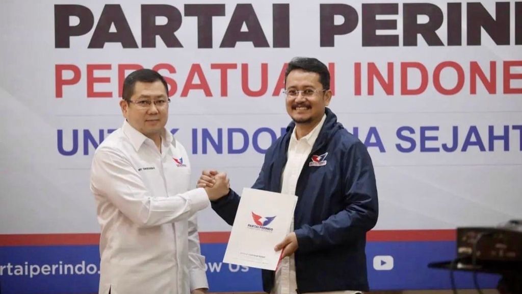 Ketua Umum Partai Perindo Hary Tanoesoedibjo (kiri) memberikan surat keputusan kepada Ferry Kurnia Rizkyansyah untuk menjadi Wakil Ketua Umum Perindo, Jumat (25/3/2022).