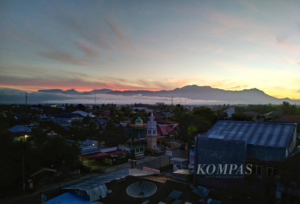 Kota Gorontalo saat matahari terbit.
