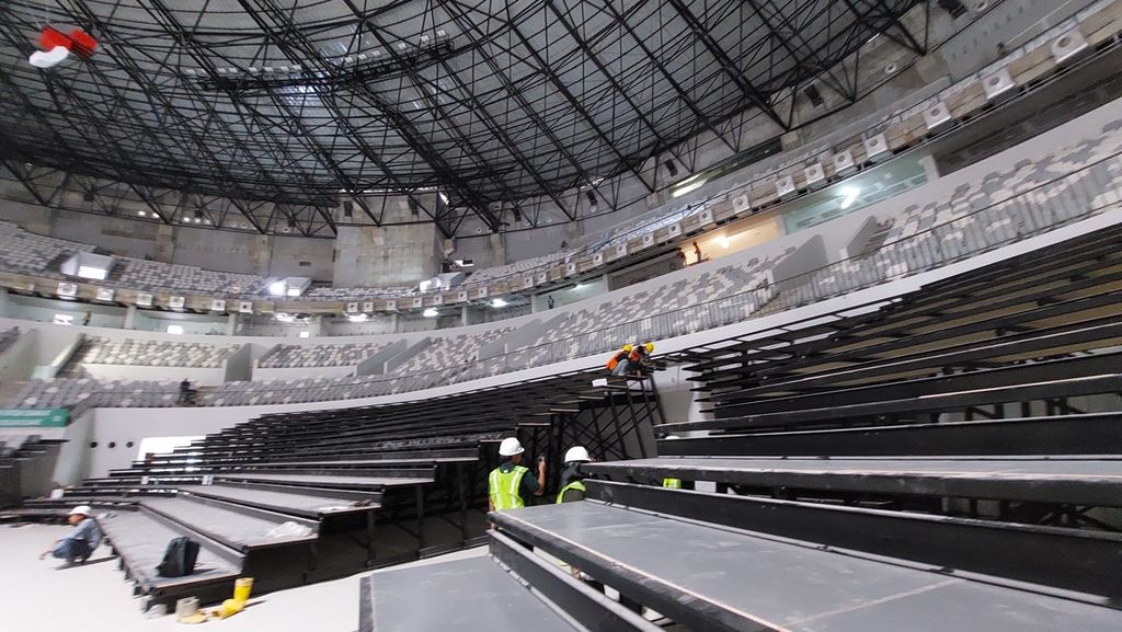 Pengerjaan tribune sementara di Indonesia Arena, Jakarta, Rabu (8/2/2023). Tribune sementara itu bisa menampung sekitar 3.000 penonton. Ditambah dengan tribune utama penonton dan area khusus VIP, Indonesia Arena diperkirakan bisa menampung hingga 16.000 orang.