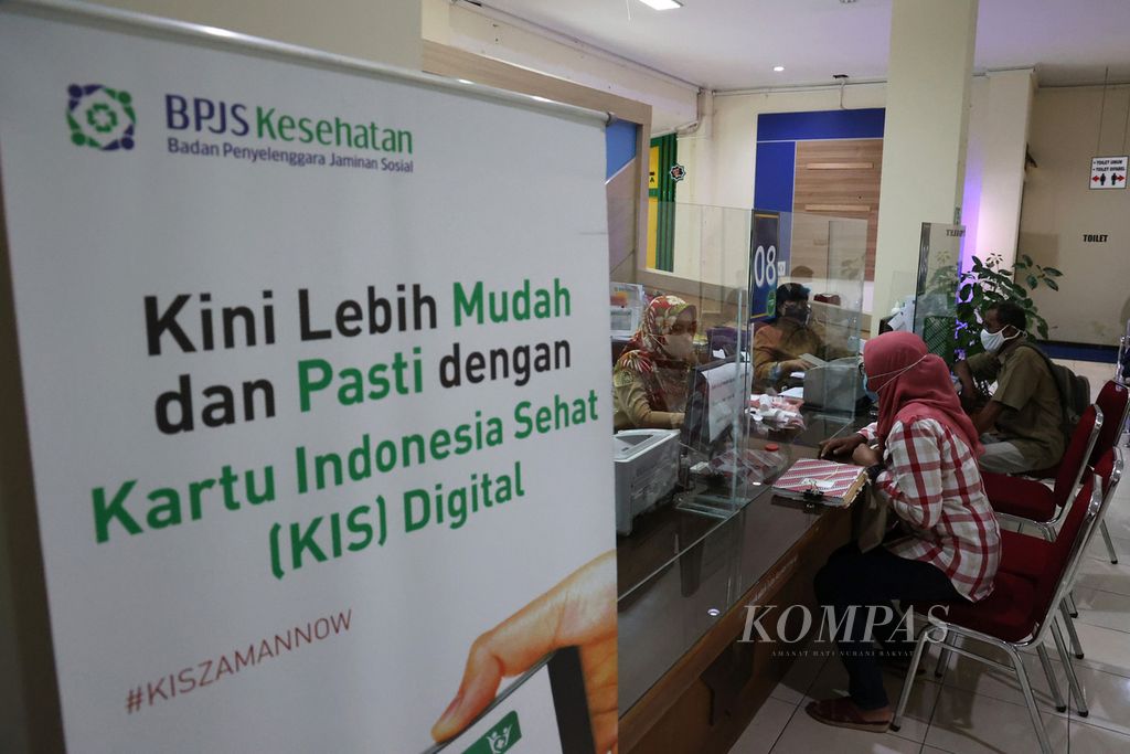 Warga mengurus dokumen untuk mendapat layanan BPJS Kesehatan di Gedung Mal Pelayanan Publik di kompleks Balai Kota Yogyakarta, DI Yogyakarta, Senin (4/4/2022). 