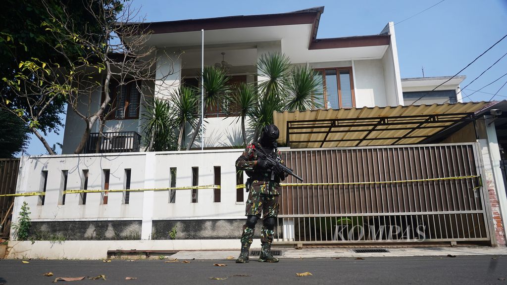 Pasukan brimob yang berjaga pada rangkaian rekonstruksi pembunuhan Brigadir Nofriansyah Yosua Hutabarat di rumah dinas Ferdy Sambo di Komplek Rumah Dinas Polri, Jalan Duren Tiga Utara, Jakarta Selatan, Selasa (30/8/2022). 