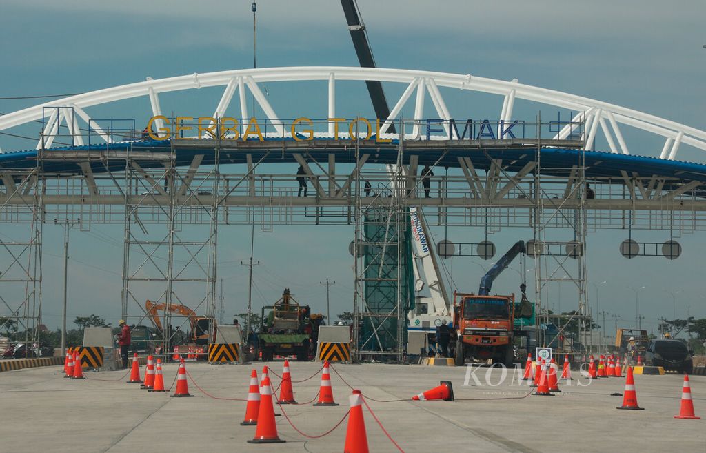 Kondisi Gerbang Tol Demak yang masih dalam tahap penyelesaian di Kecamatan Kadilangu, Kabupaten Demak, Jawa Tengah, Senin (21/11/2022). Gerbang itu merupakan bagian dari Jalan Tol Semarang-Demak. 