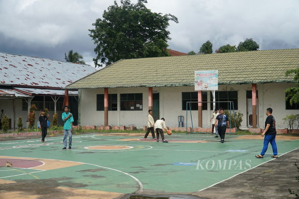 Sejumlah siswa bermain di lapangan basket SMA Yayasan Dr H Abdullah Ahmad Pendidikan Guru Agama Islam (PGAI),  Padang, Sumbar, Jumat (4/11/2022).