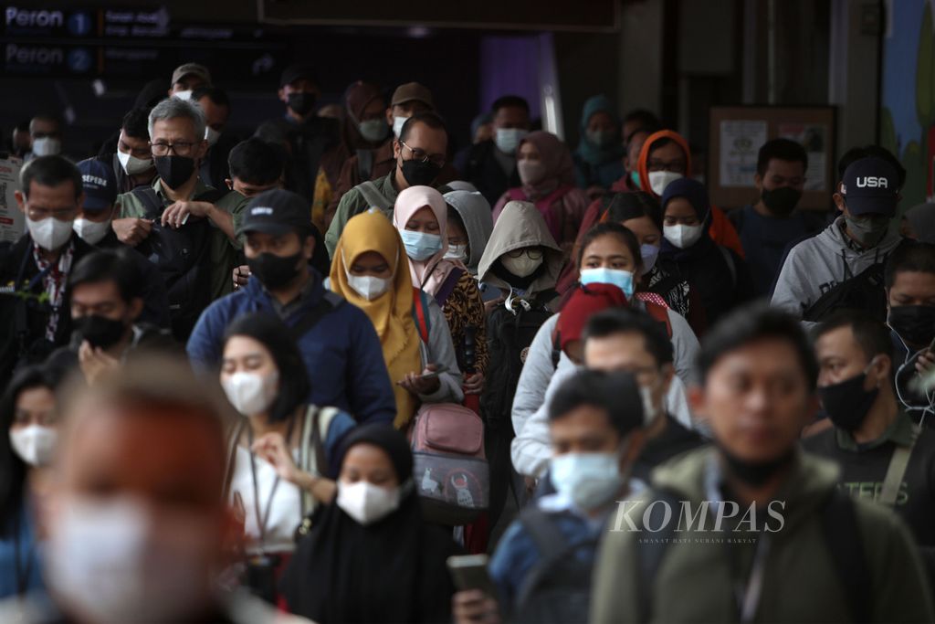 Penumpang kereta komuter yang mayoritas merupakan pekerja keluar dari Stasiun Sudirman, Jakarta, Rabu (4/1/2022). Terbitnya Peraturan Pemerintah Pengganti Undang-undang (Perppu) Nomor 2 Tahun 2022 tentang Cipta Kerja menuai polemik. 
