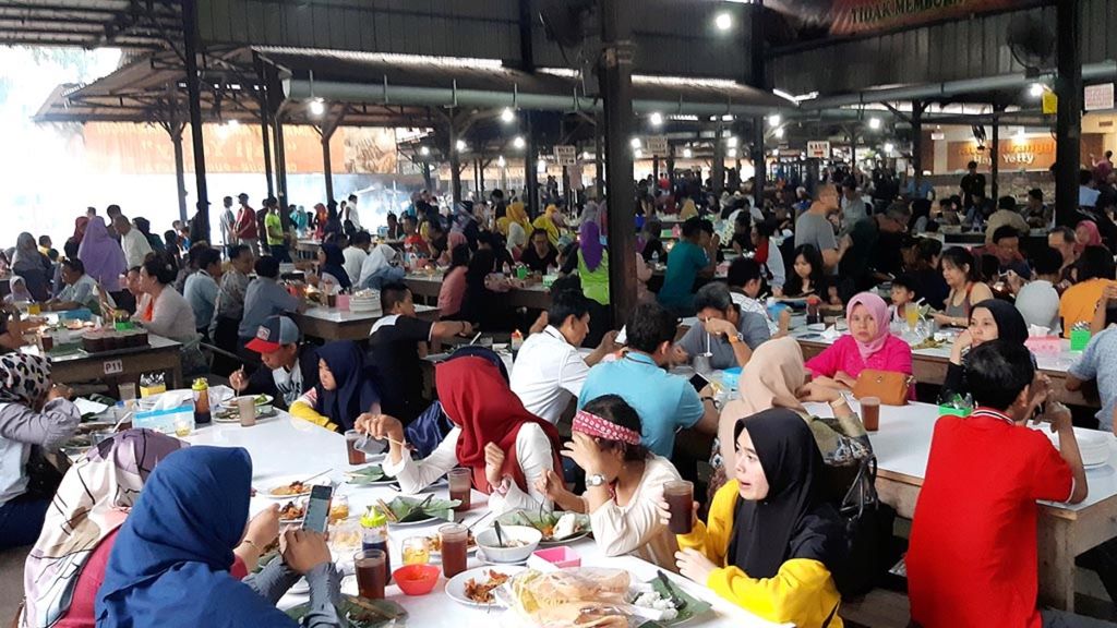 Warga mengunjungi Rumah Makan Sate Maranggi Haji Yetty di Cibungur, Purwakarta, Jawa Barat. Tol Trans-Jawa diharapkan mampu meningkatkan penghasilan para pelaku usaha di daerah-daerah yang dilalui jalan tol.