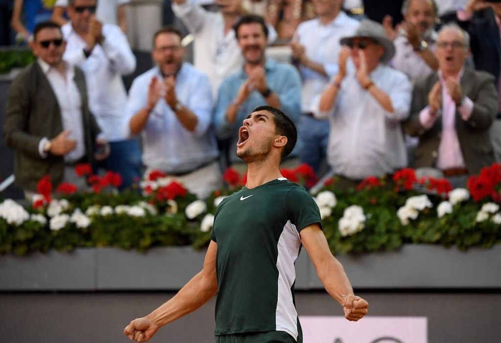 Petenis Spanyol Carlos Alcaraz meluapkan kegembiraannya seusai mengalahkan petenis Jerman Alexander Zverev pada laga final ATP Masters 1000 Madrid di Caja Magica di Madrid, Spanyol, 8 Mei 2022. Ini menjadi gelar keempat Alcaraz tahun ini.