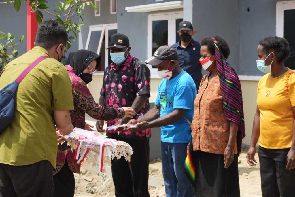 Menteri Sosial Tri Rismaharini menyerahkan kunci 76 unit rumah bagi korban banjir bandang di daerah Doyo, Distrik Waibu, Kabupaten Jayapura, Papua, Rabu (31/8/2022).