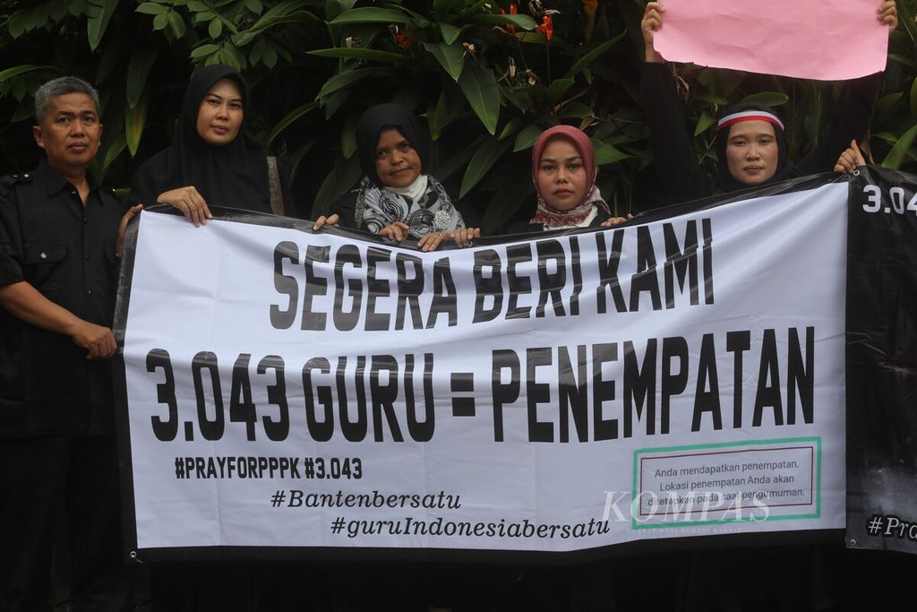 Sejumlah guru kontrak pegawai pemerintah dengan perjanjian kerja (PPPK) menggelar aksi di depan Gedung Kemendikbudristek, Jakarta, Jumat (10/3/2023). 