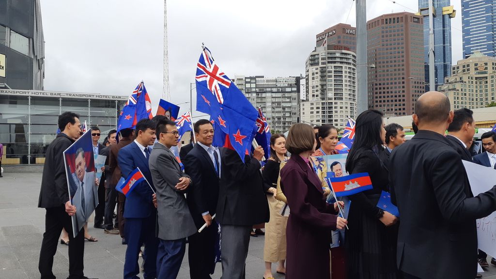 Suasana diaspora Kamboja menyambut kedatangan Perdana Menteri Kamboja Hun Manet di pusat kota Melbourne, Australia, Minggu (3/3/2024).
