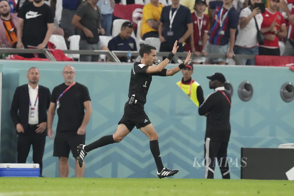 Wasit pertandingan Denmark melawan Tunisia memberikan tanda tidak ada pelanggaran setelah mengecek melalui Video Assistant Referee (VAR) di babak fase grup C Piala Dunia 2022 di Stadion Education City, Qatar, Selasa (22/11/2022). Pertandingan berakhir imbang 0-0.<b><br /></b>