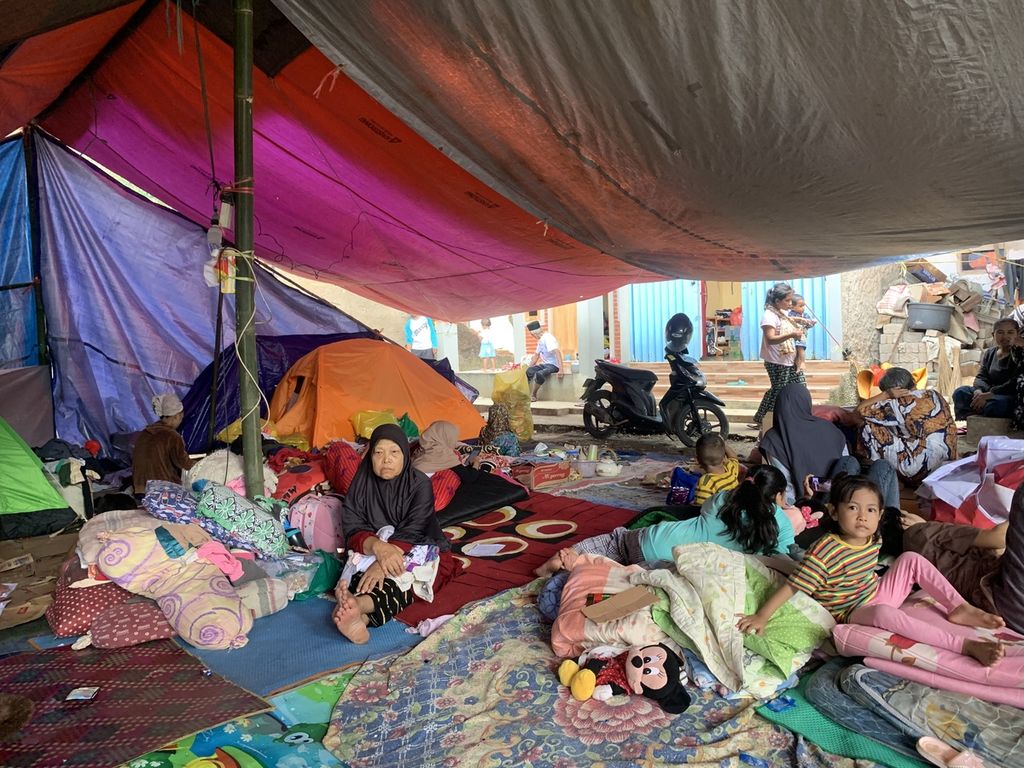 Suasana di tenda pengungsian di Kampung Cibinong Garduh RT 004 RW 003, Desa Sirnagalih, Kecamatan Cilaku, Kabupaten Cianjur, Jawa Barat, Senin (28/11/2022). 