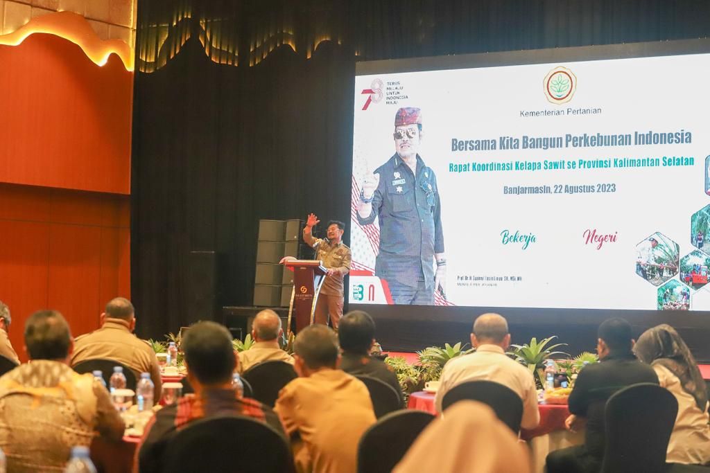 Menteri Pertanian Syahrul Yasin Limpo memberi arahan dalam Rapat Koordinasi Kelapa Sawit se-Provinsi Kalimantan Selatan di Banjarmasin, Selasa (22/8/2023) malam.