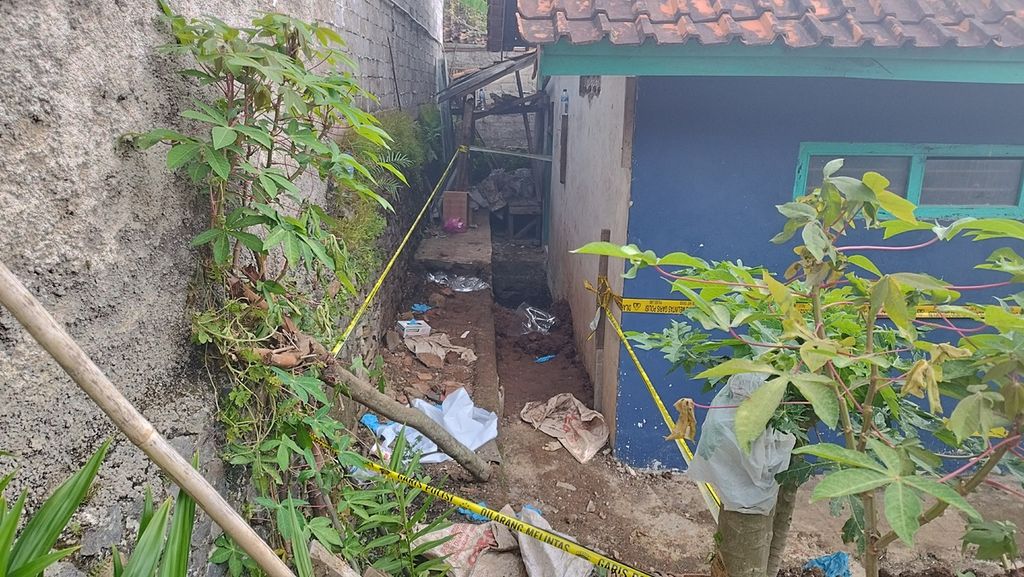 Kondisi lubang yang digali oleh Duloh untuk menguburkan dua jasad korbannya di sebelah rumahnya di Desa Gunungsari, Kecamatan Ciranjang, Cianjur, Jawa Barat, Jumat (20/1/2023).