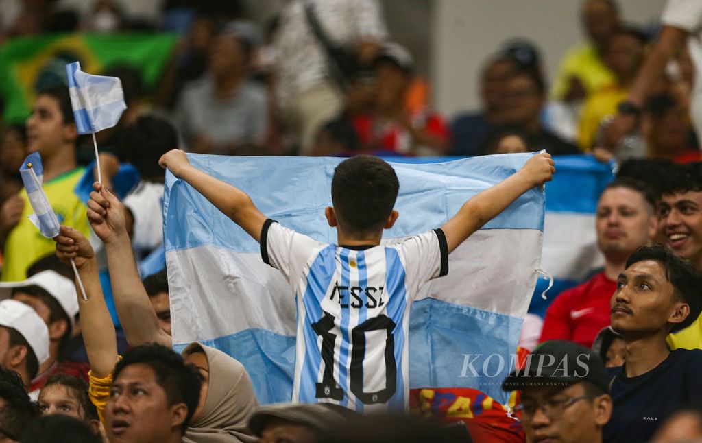 Seorang suporter anak mengenakan kaus Messi dengan nomor punggung 10 saat mendukung Argentina dalam laga perempat final Piala Dunia U-17 2023 melawan Brasil di Stadion Internasional Jakarta (JIS), Jakarta, Jumat (24/11/2023) malam. 