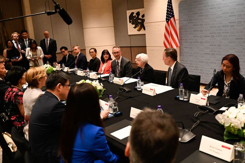 Menteri Keuangan AS Janet Yellen (atas, ketiga dari kanan) menghadiri pertemuan dengan para pebisnis anggota Kamar Dagang dan Industri AS di China di Beijing, China, Jumat (7/7/2023). 