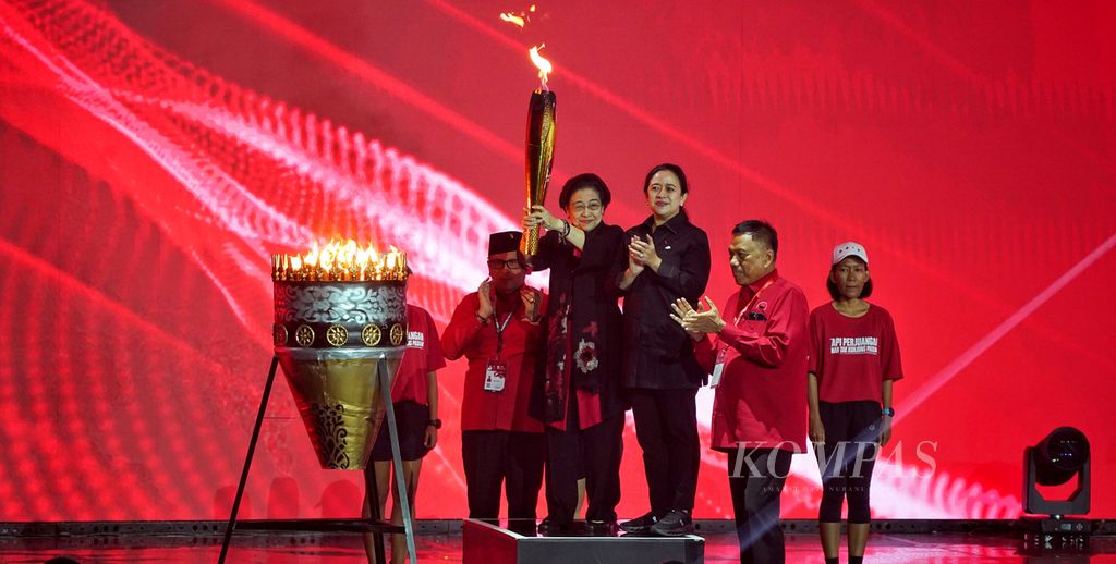 The Chairwoman of PDI-P, Megawati Soekarnoputri, lit the Eternal Flame of Struggle torch which became a symbol of the opening of the 5th PDI-P National Meeting at Beach City International Jakarta, Ancol, Jakarta, on Friday (24/5/2024).