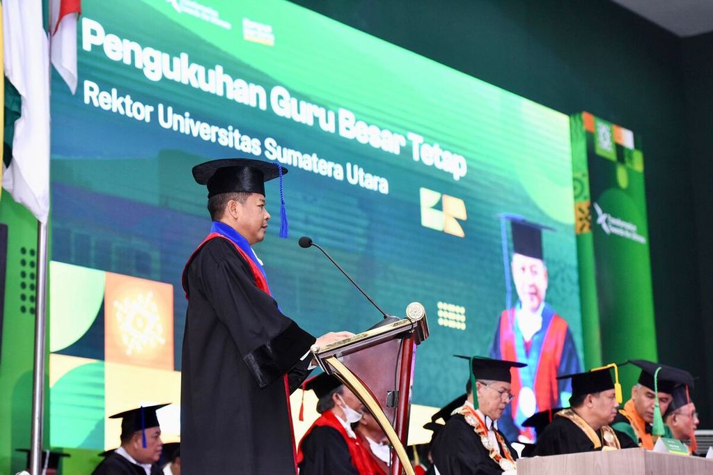 Rektor Universitas Sumatera Utara Muryanto Amin menyampaikan pidato pengukuhannya sebagai Guru Besar di Universitas Sumatera Utara (USU), Medan, Senin (6/3/2023). Muryanto menyebut partai politik gagal bertransformasi di era digital. 