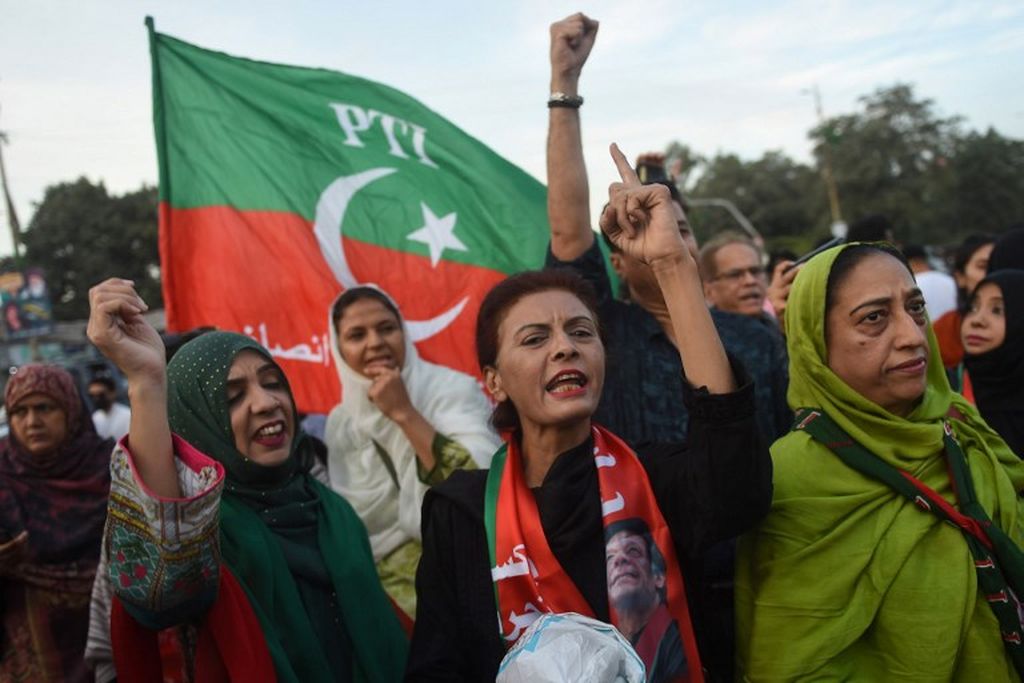 Massa pendukung mantan Perdana Menteri Pakistan Imran Khan, Sabtu (5/11/2022), di Karachi, meneriakkan slogan-slogan selama protes setelah upaya pembunuhan terhadap Khan.