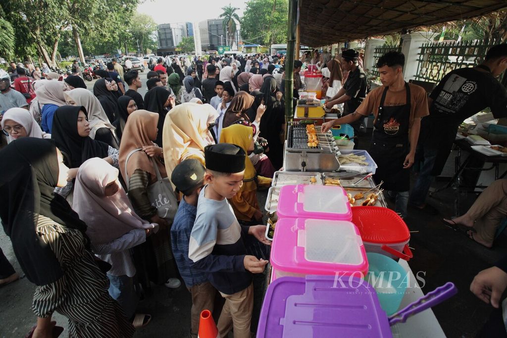 Para pedagang kuliner mengaku mengalami kenaikan penjualan selama pelaksanaan Aceh Ramadhan Festival 2024.