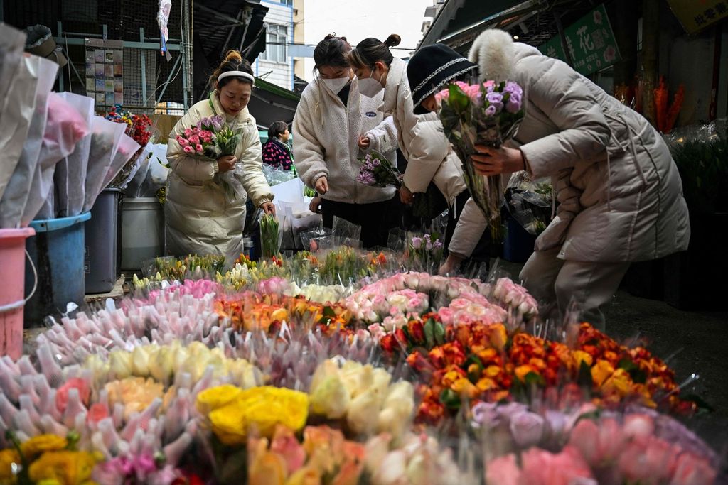 Warga Wuhan membeli bunga di pasar bunga di Wuhan pada Sabtu (21/1/2023) menjelang perayaan tahun baru Imlek. 